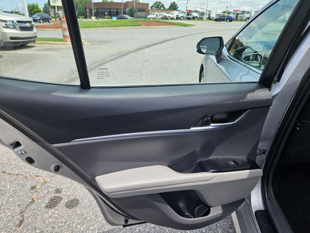2018 Toyota Camry Image 17