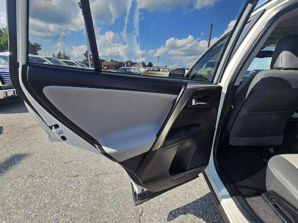 2015 Toyota Rav4 Image 18