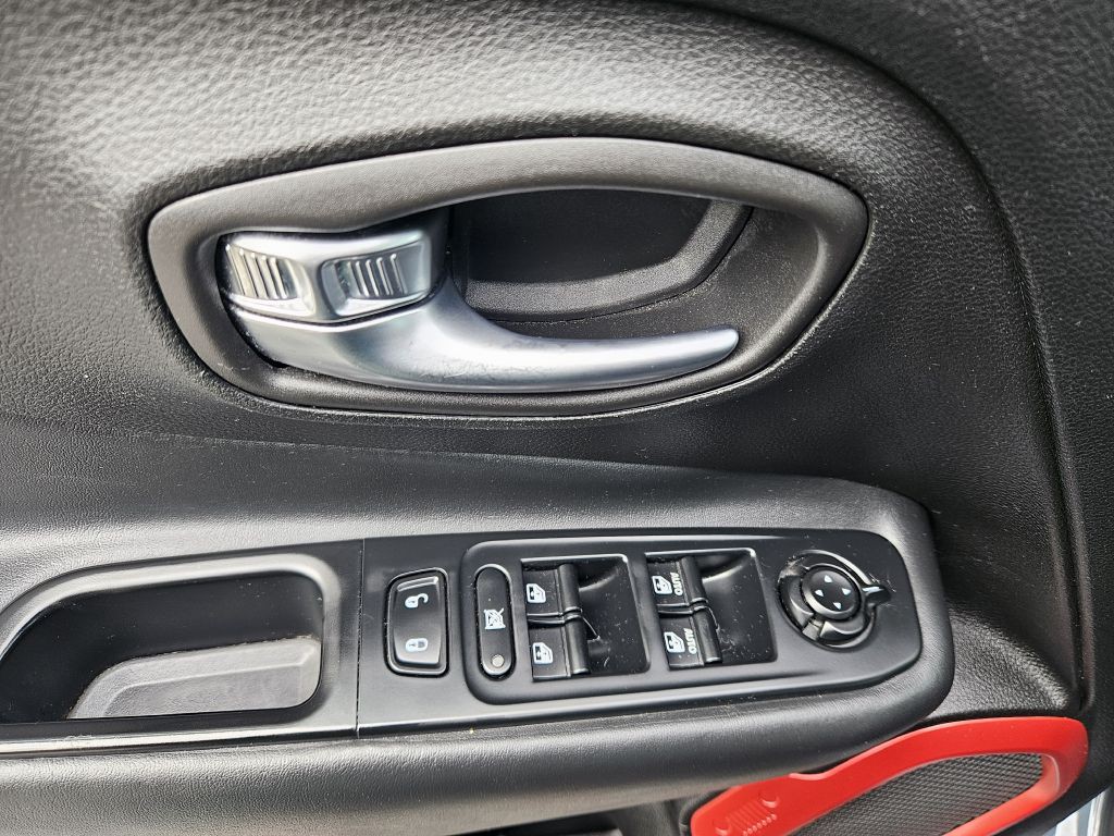 2016 Jeep Renegade Image 9