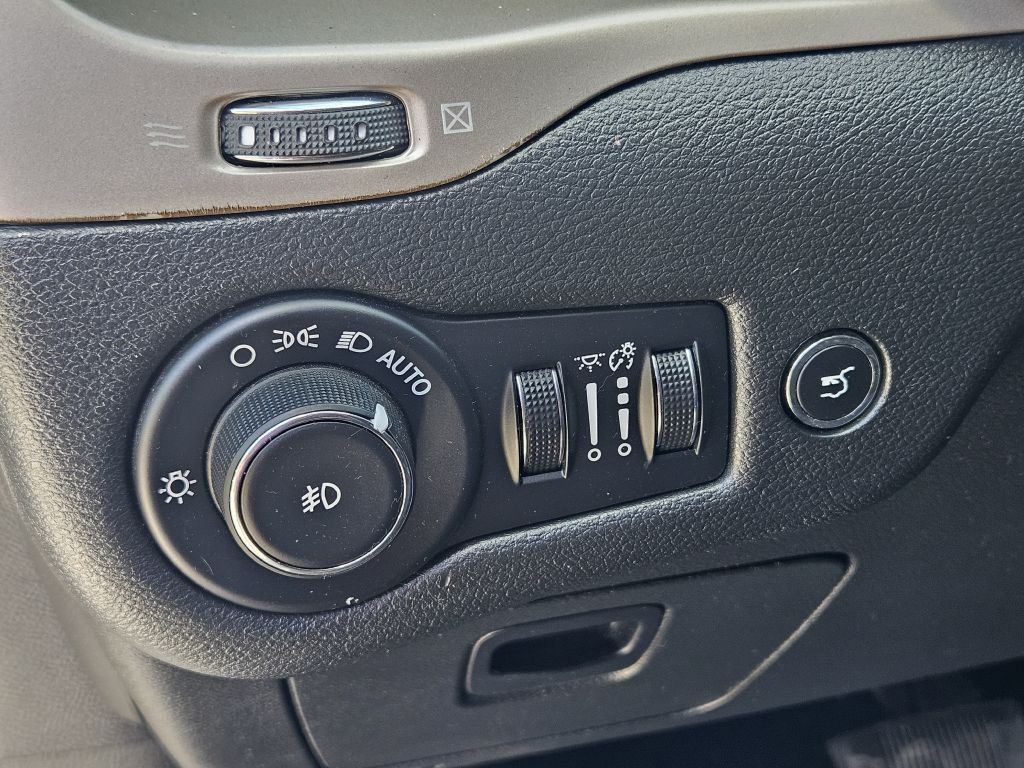 2015 Jeep Cherokee Image 11
