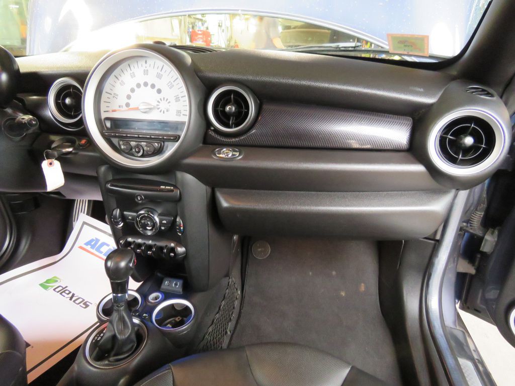 2014 MINI Cooper Image 14