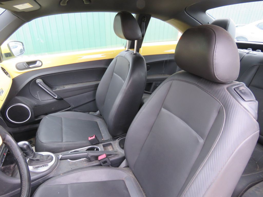 2012 Volkswagen Beetle Image 9