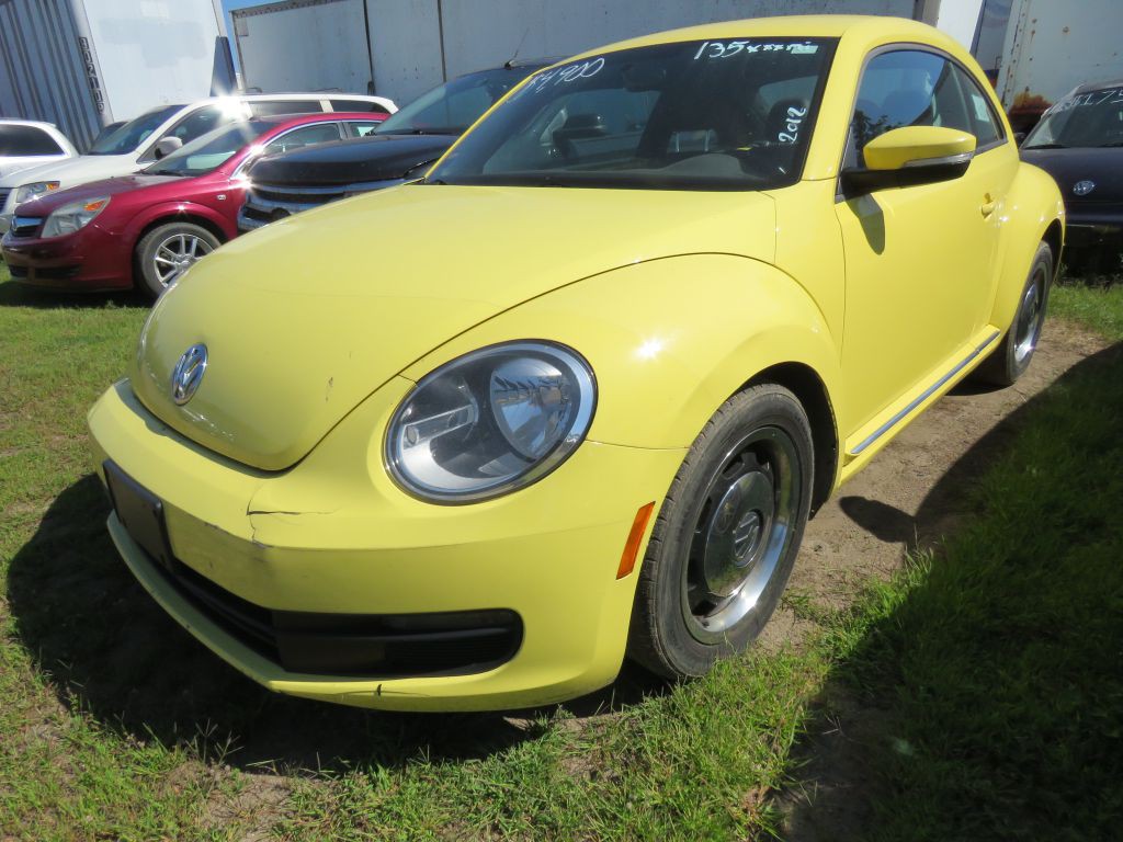 2012 Volkswagen Beetle Image 2