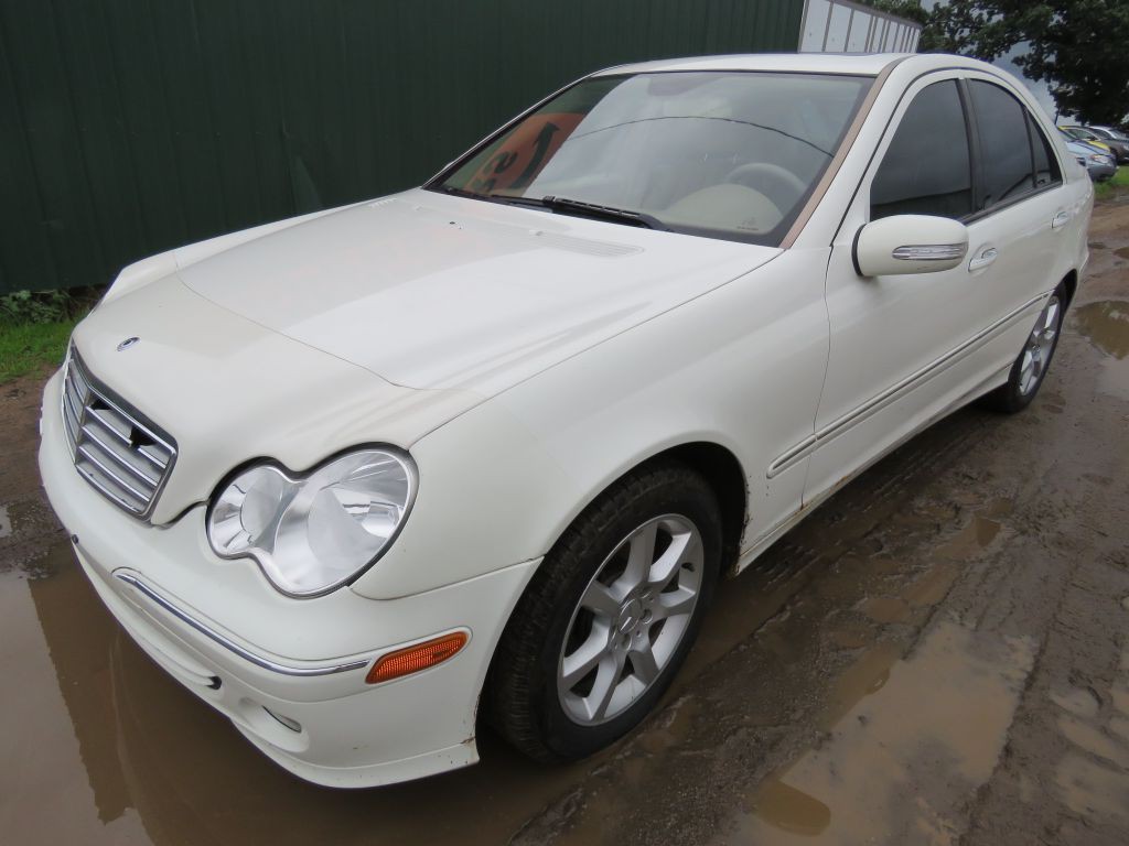 2007 Mercedes-Benz C-Class Image 2