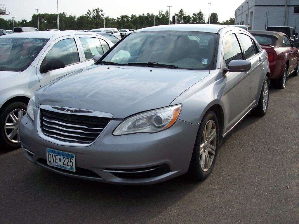 2013 Chrysler 200 Image 1