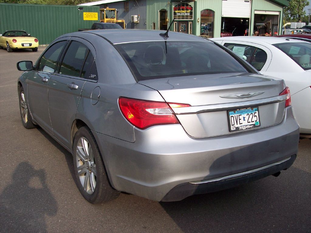2013 Chrysler 200 Image 2