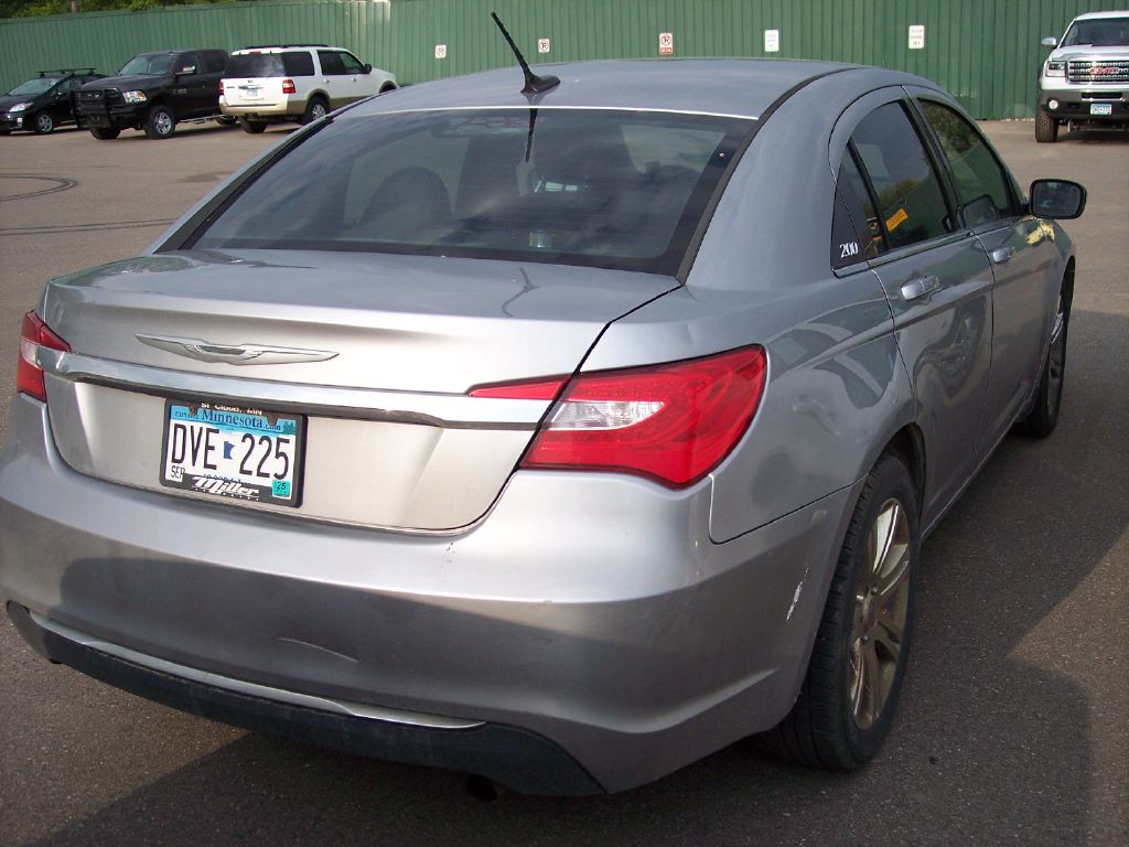 2013 Chrysler 200 Image 3