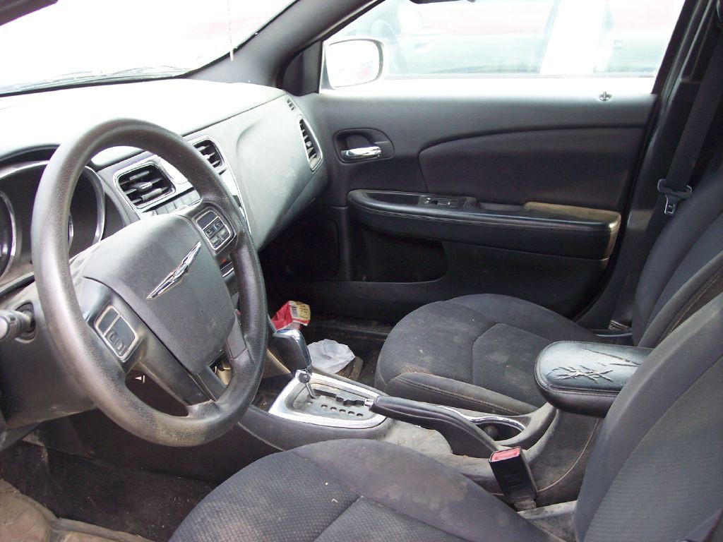 2013 Chrysler 200 Image 5