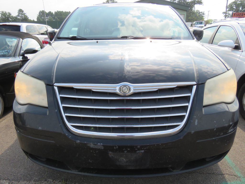 2010 Chrysler Town & Country Image 2