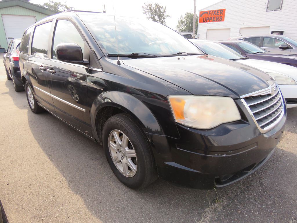 2010 Chrysler Town & Country Image 3