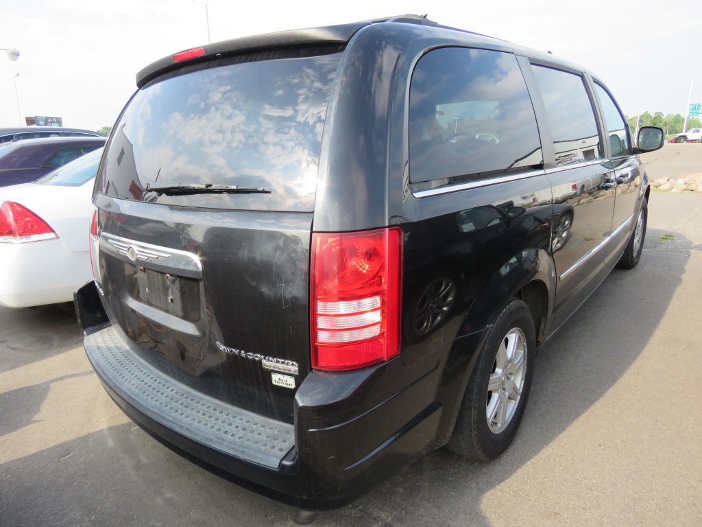 2010 Chrysler Town & Country Image 4