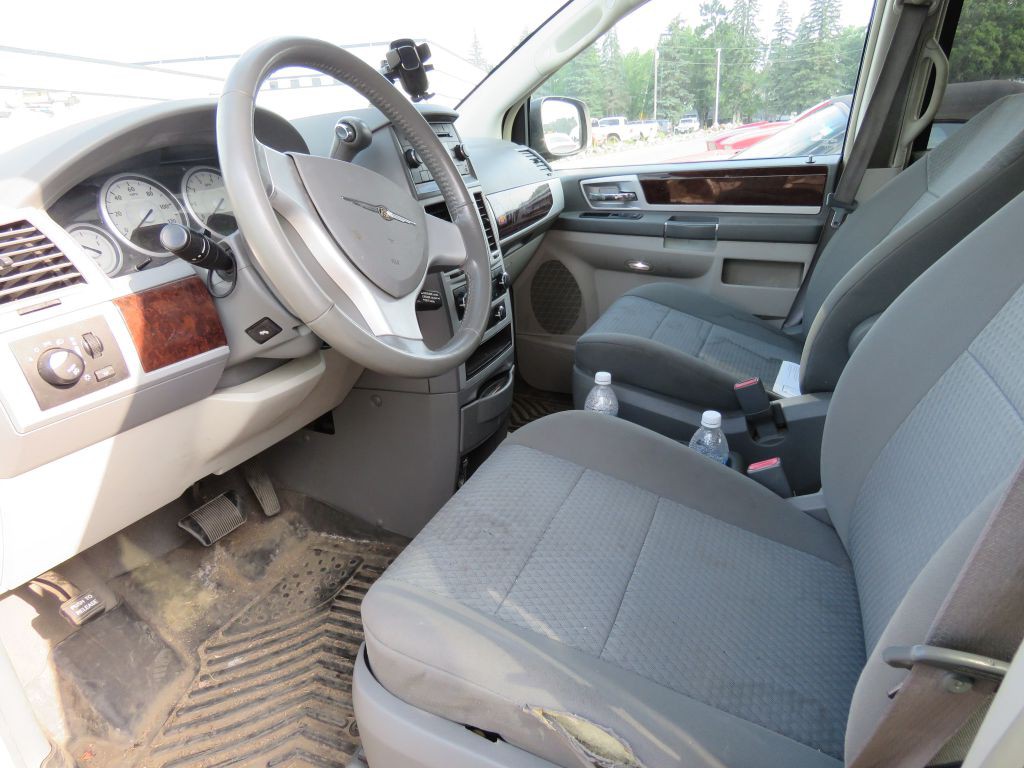 2010 Chrysler Town & Country Image 6