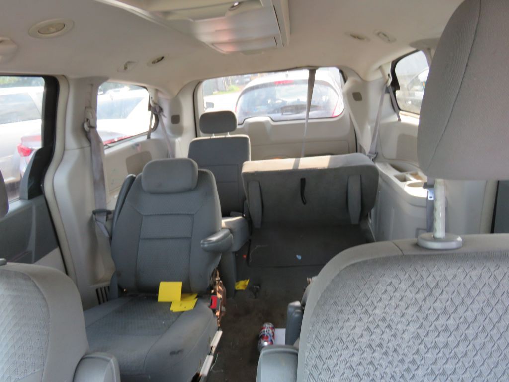 2010 Chrysler Town & Country Image 7