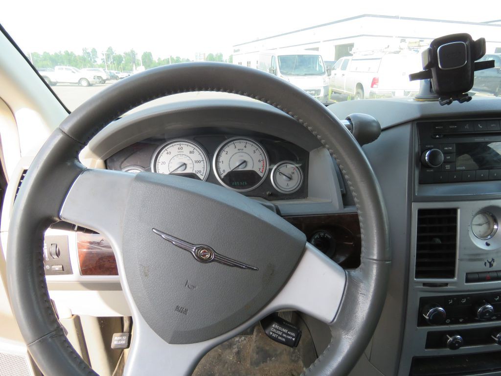 2010 Chrysler Town & Country Image 8