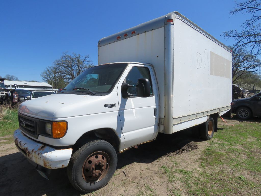 2003 Ford Econoline Image 2