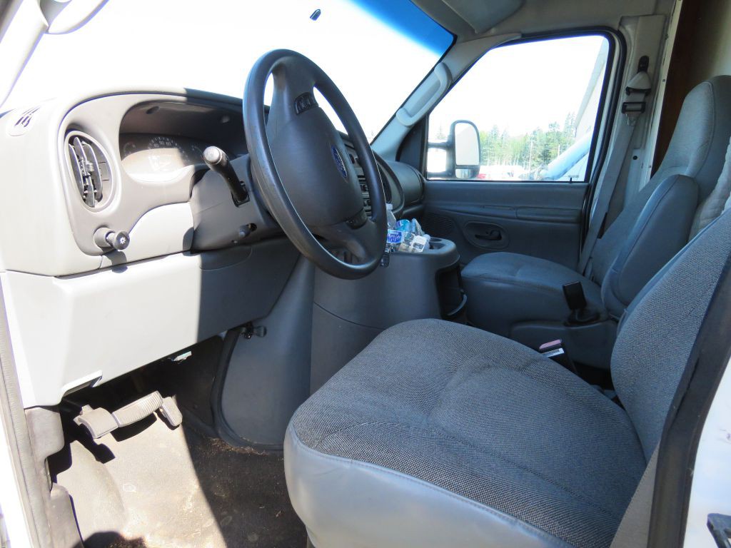 2003 Ford Econoline Image 9