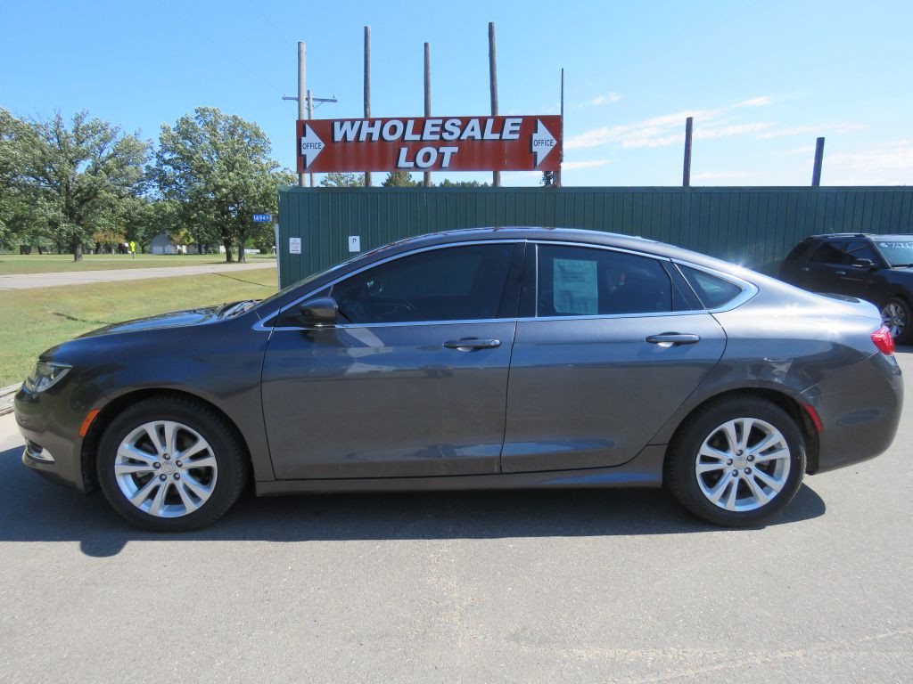 2016 Chrysler 200 Image 1