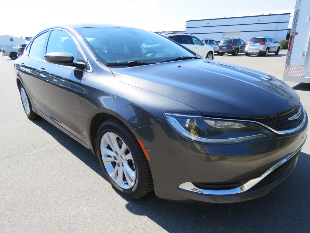 2016 Chrysler 200 Image 4