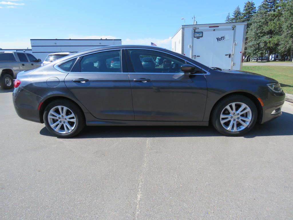 2016 Chrysler 200 Image 5
