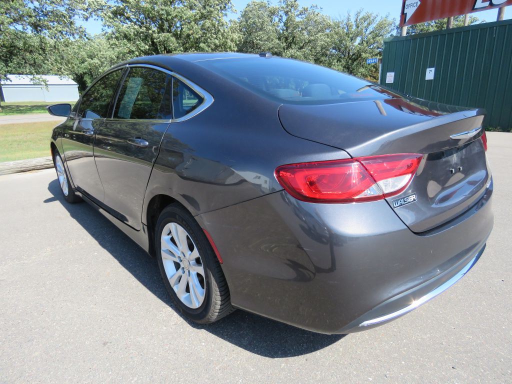 2016 Chrysler 200 Image 8