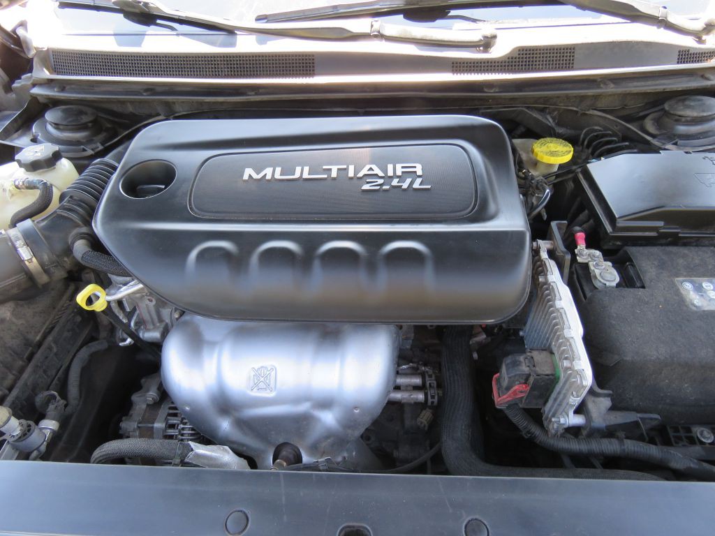 2016 Chrysler 200 Image 9