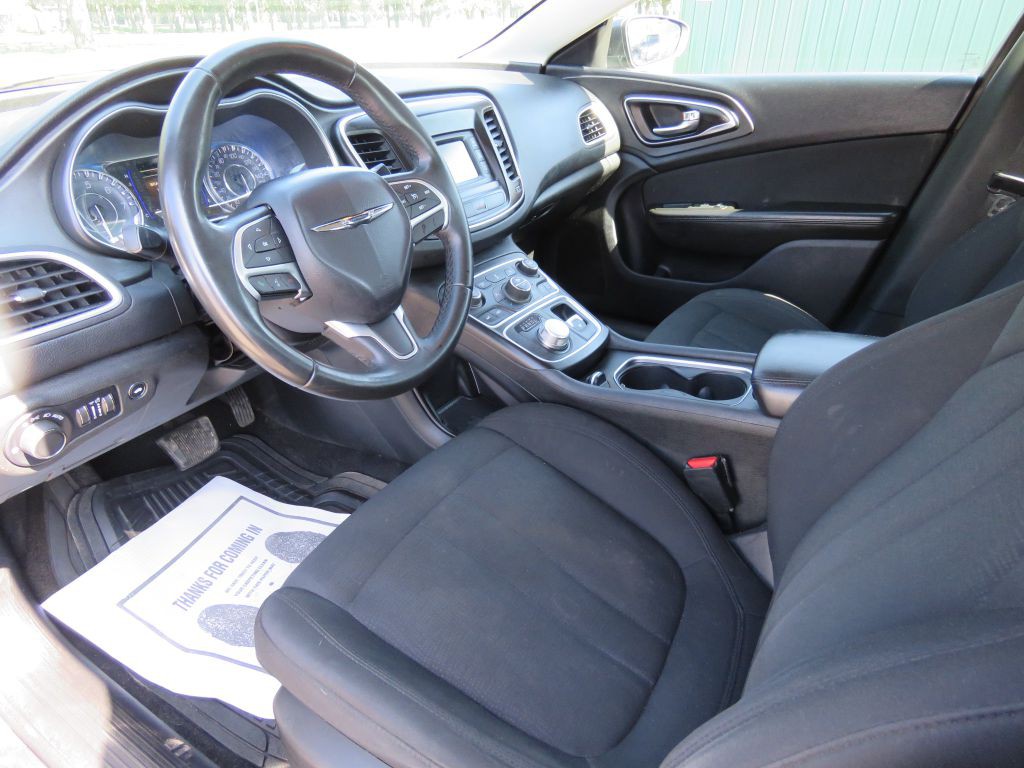 2016 Chrysler 200 Image 10