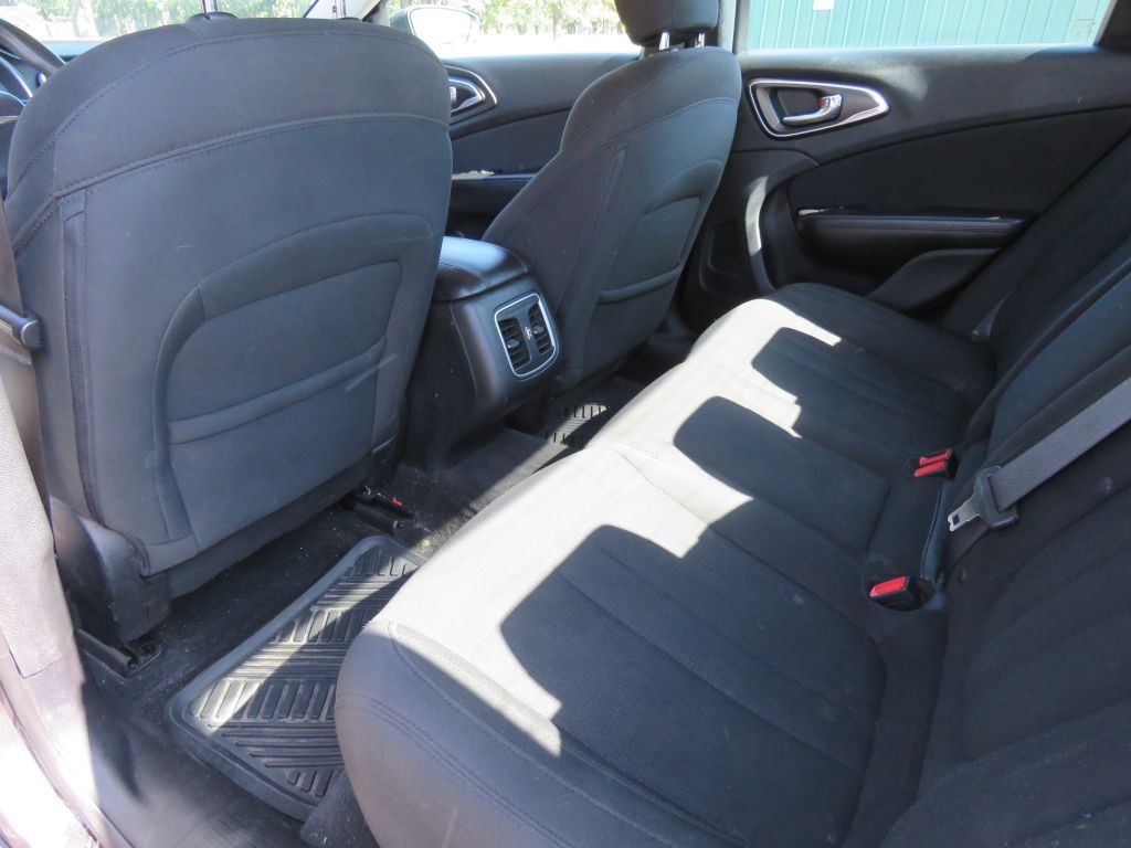 2016 Chrysler 200 Image 11