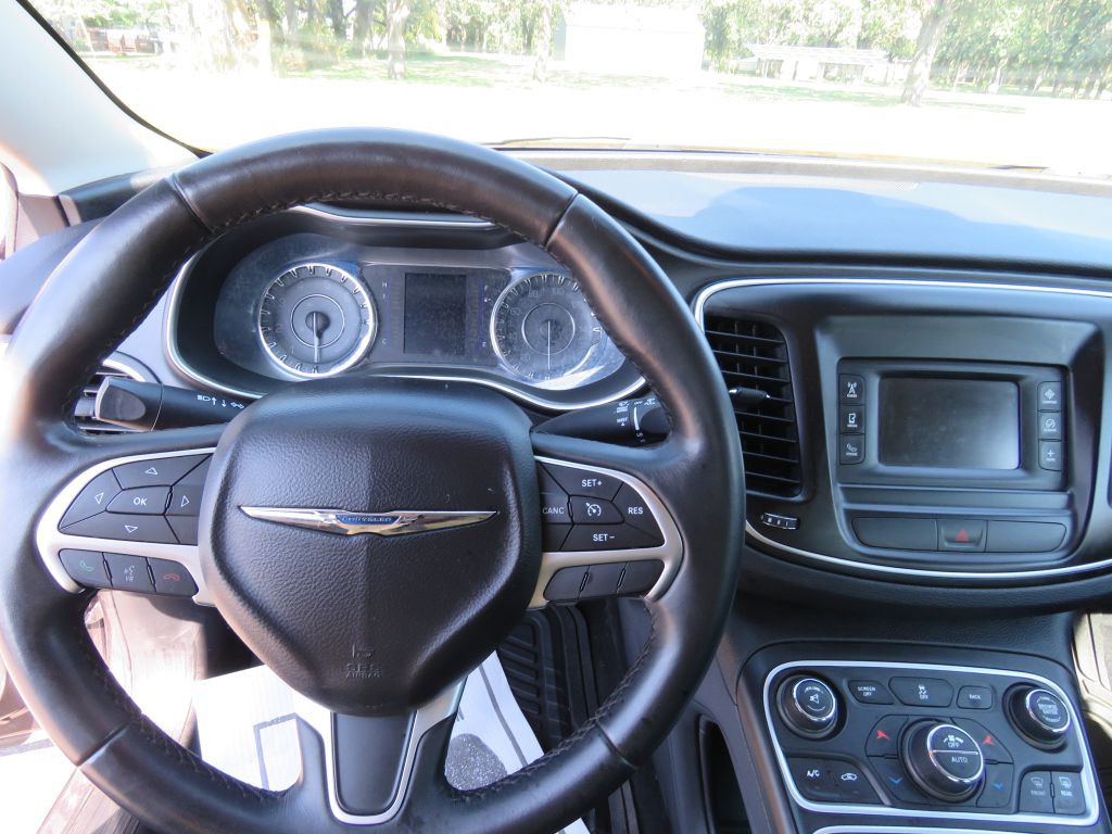 2016 Chrysler 200 Image 12