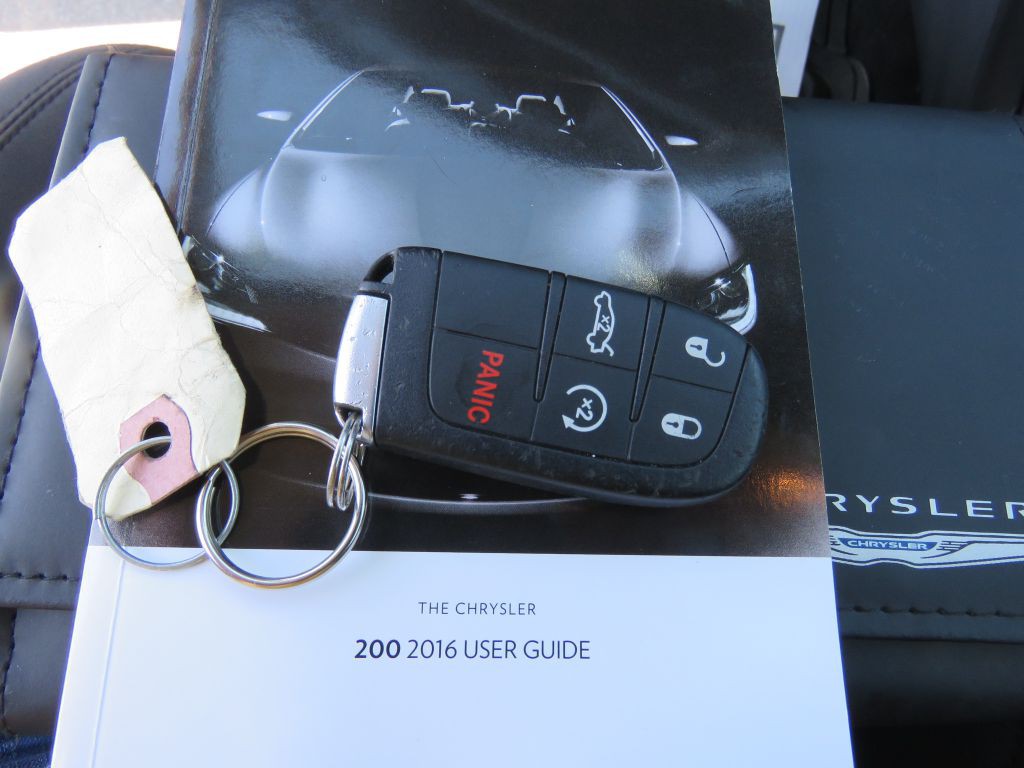 2016 Chrysler 200 Image 13