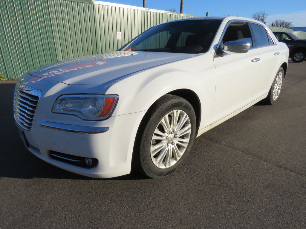 2014 Chrysler 300 Image 2