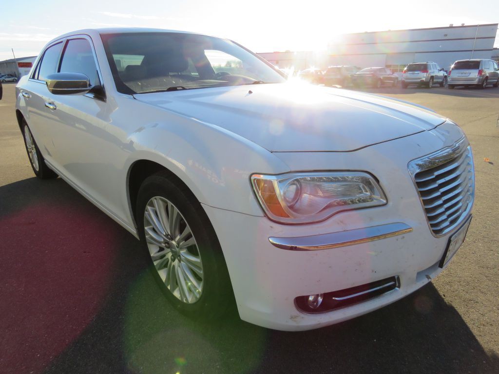2014 Chrysler 300 Image 4