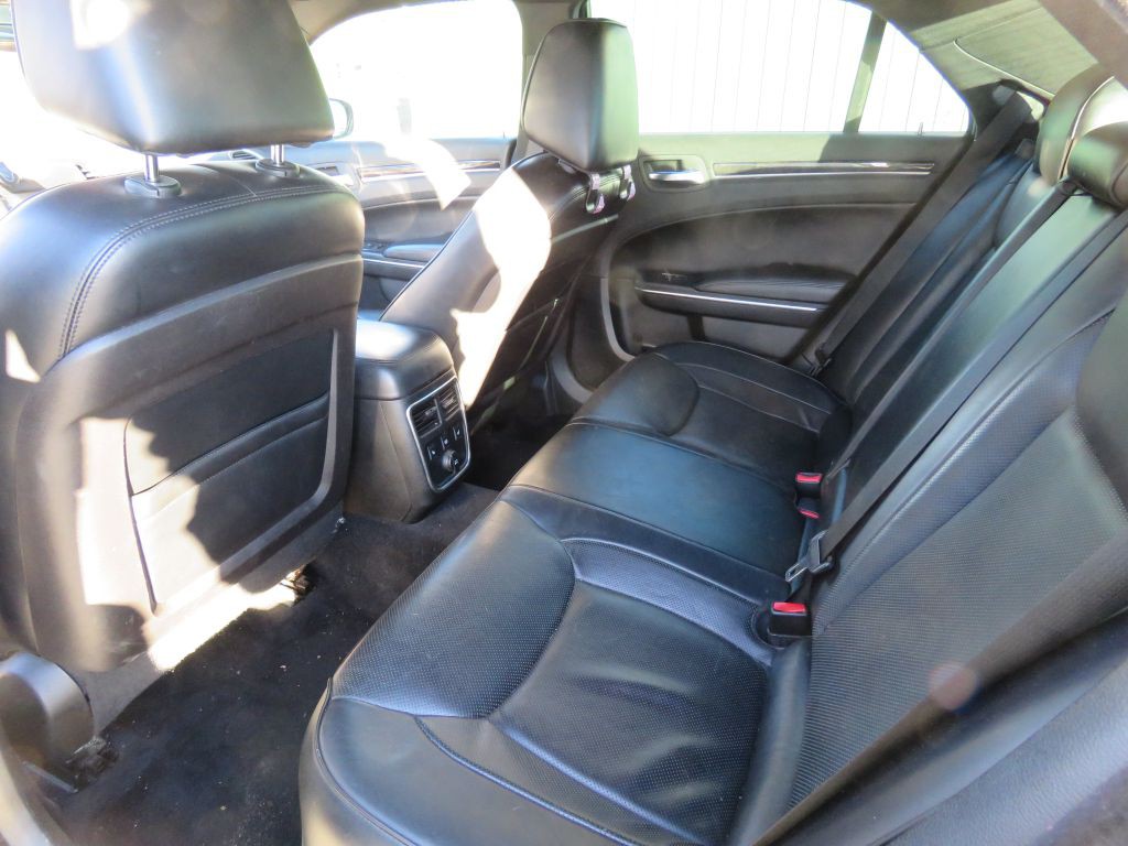 2014 Chrysler 300 Image 11