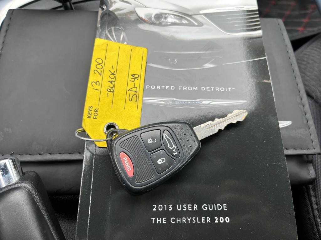 2013 Chrysler 200 Image 9