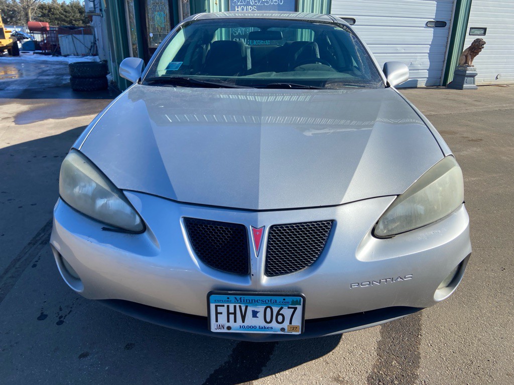 2007 Pontiac Grand Prix Image 2