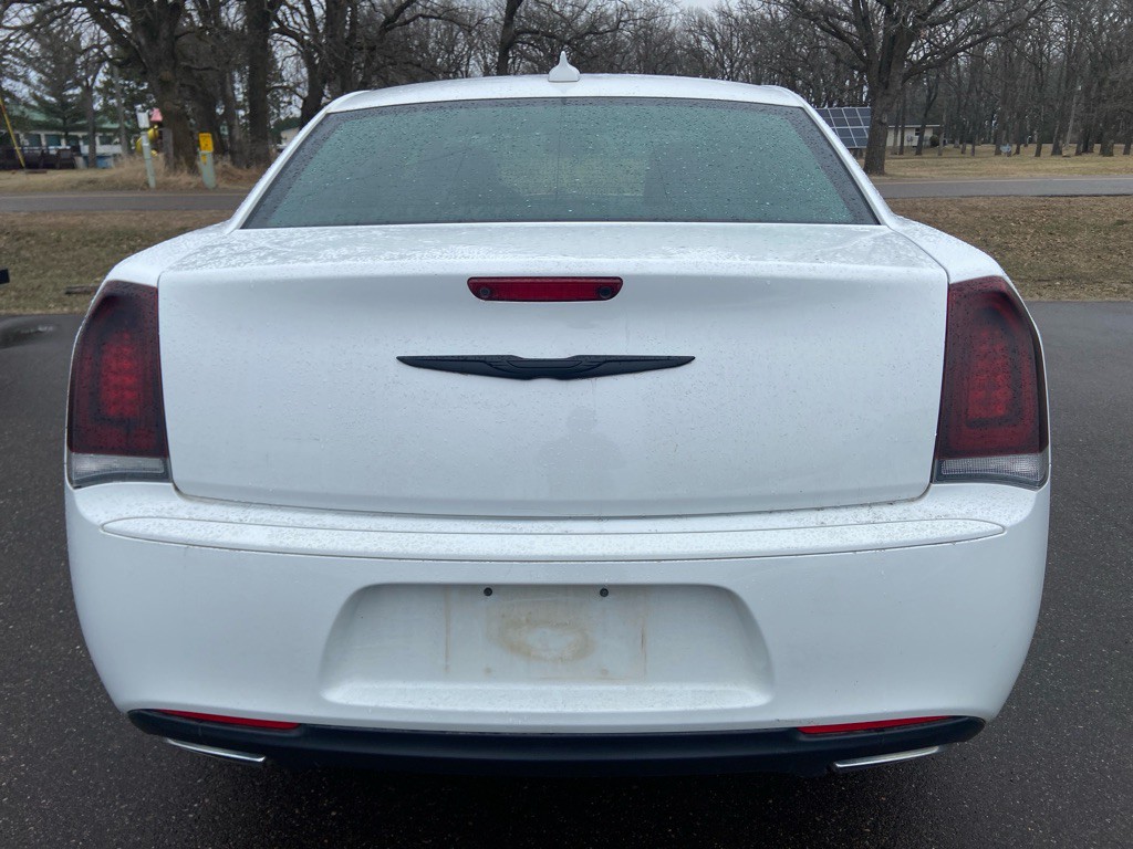 2016 Chrysler 300 Image 7