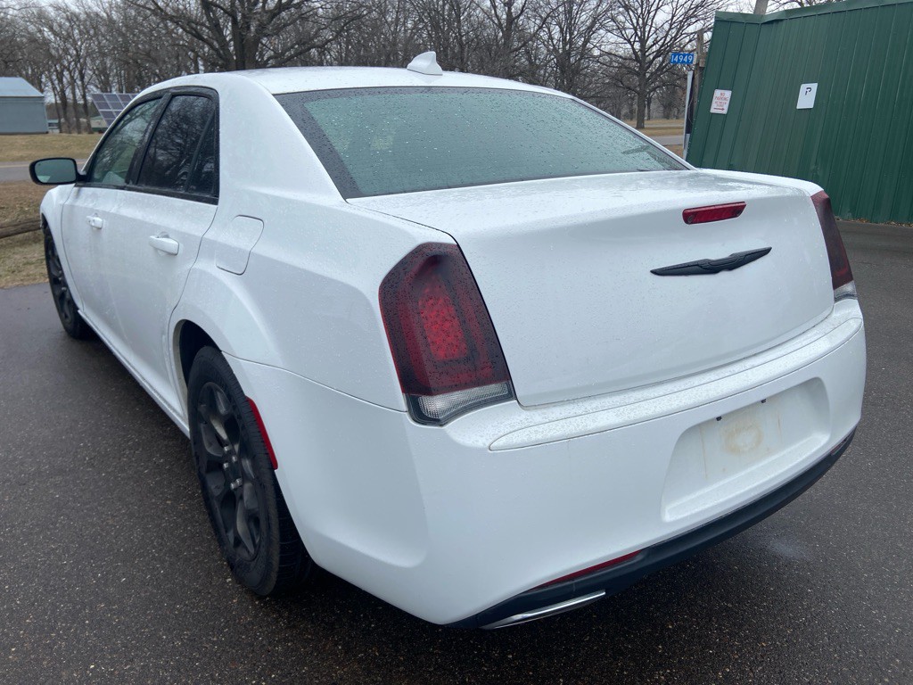 2016 Chrysler 300 Image 8