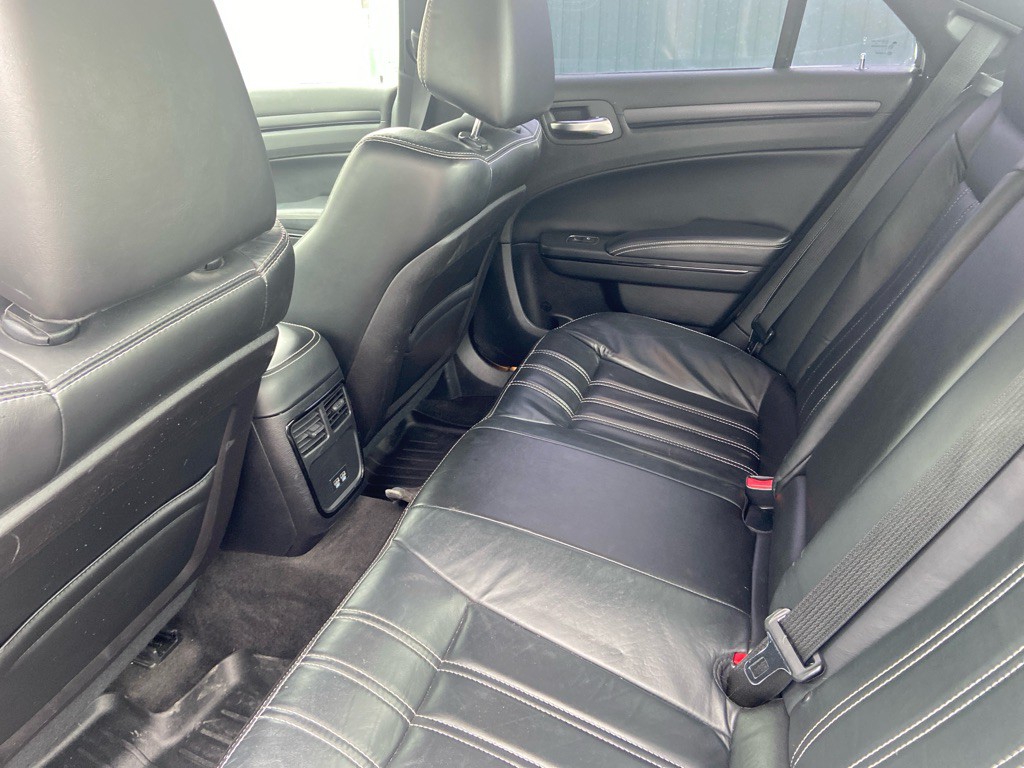 2016 Chrysler 300 Image 10