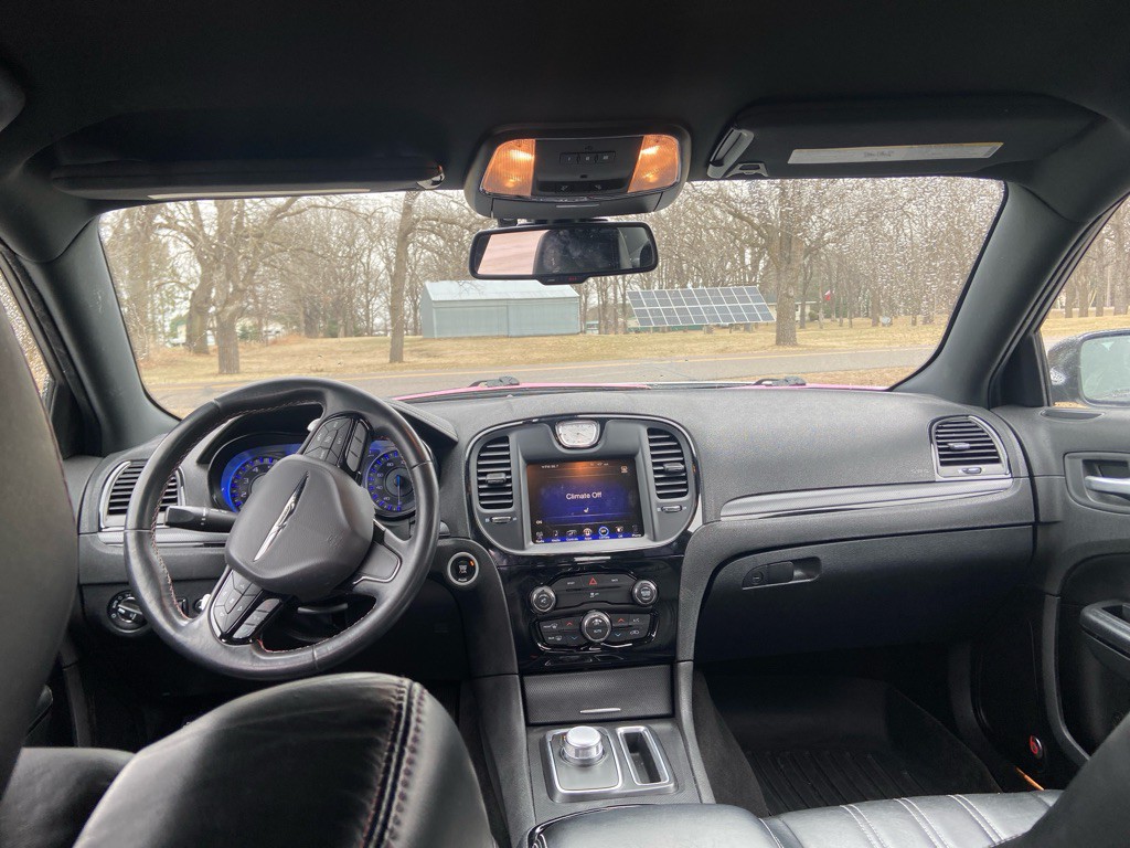 2016 Chrysler 300 Image 11