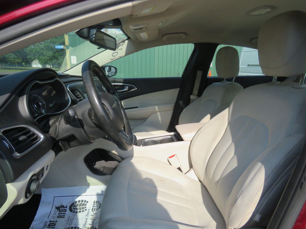2015 Chrysler 200 Image 9