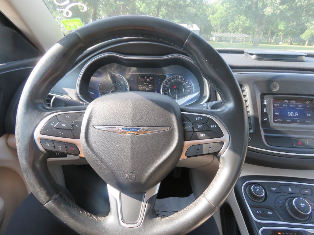 2015 Chrysler 200 Image 10