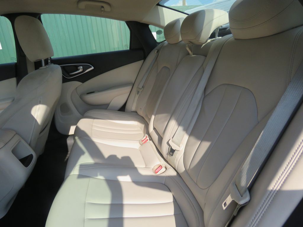 2015 Chrysler 200 Image 11