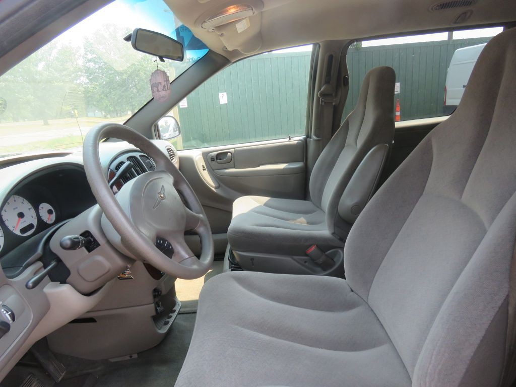 2002 Chrysler Town & Country Image 9