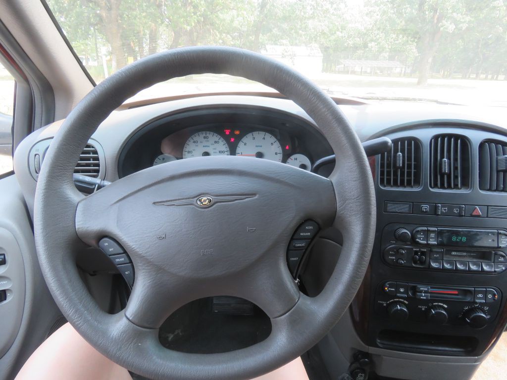 2002 Chrysler Town & Country Image 10