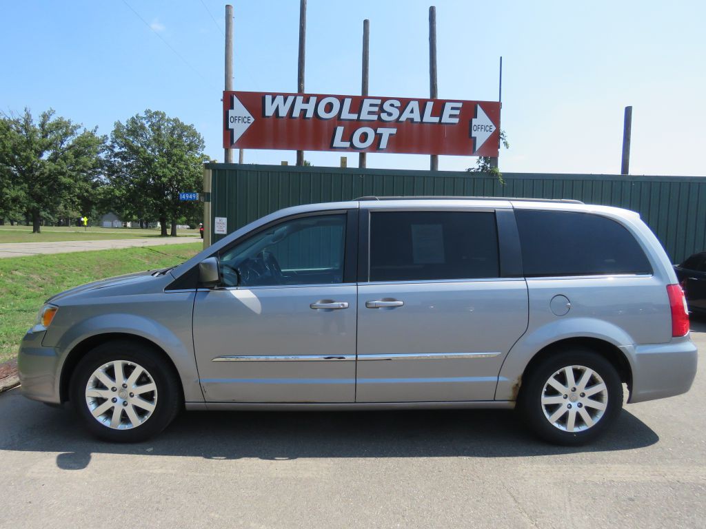 2015 Chrysler Town & Country Image 1