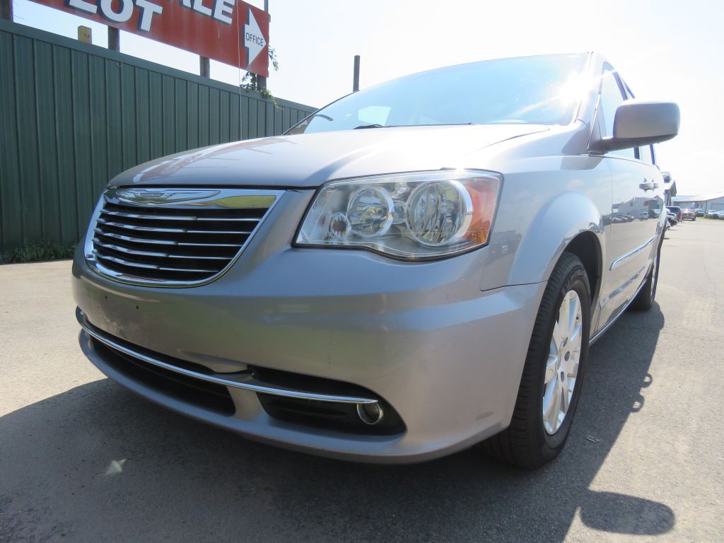 2015 Chrysler Town & Country Image 2