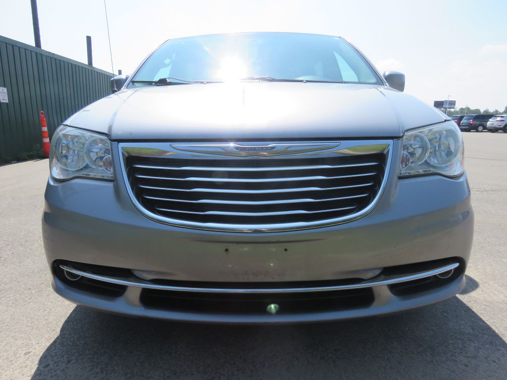 2015 Chrysler Town & Country Image 3