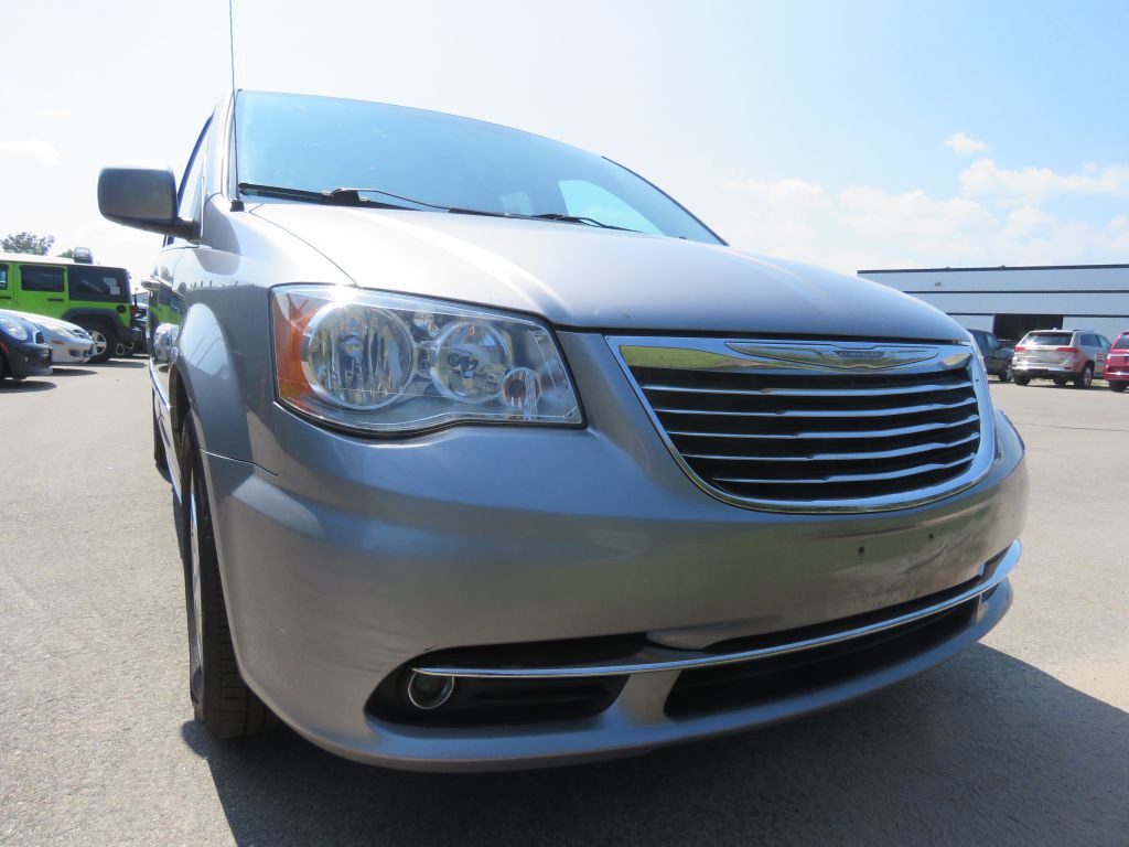2015 Chrysler Town & Country Image 4