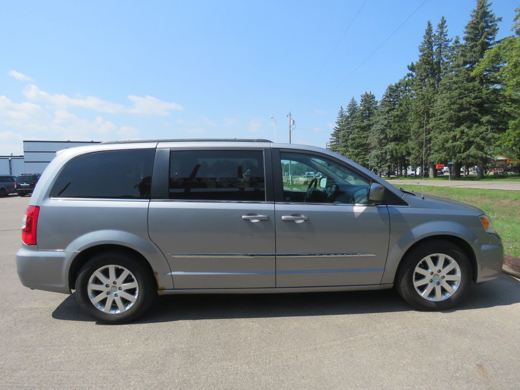 2015 Chrysler Town & Country Image 5