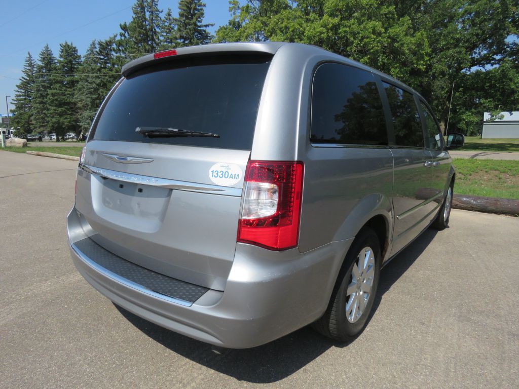 2015 Chrysler Town & Country Image 6