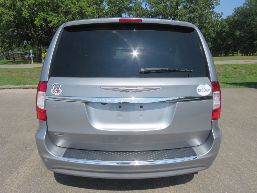 2015 Chrysler Town & Country Image 7